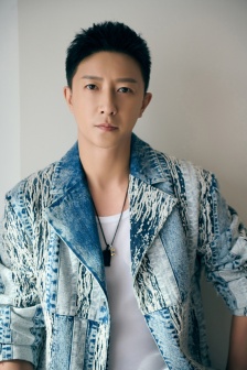 Han Geng handsome photo in denim patchwork suit
