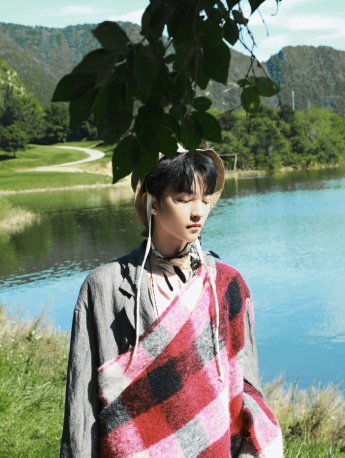 Wang Junkai's sunny and handsome outdoor photo pictures