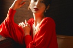 Tong Liya's dignified and elegant photo in Chinese red dress