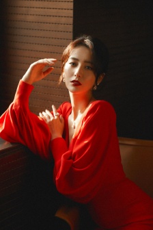Tong Liya's dignified and elegant photo in Chinese red dress