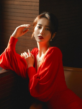 Tong Liya's dignified and elegant photo in Chinese red dress