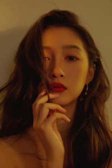 Guan Xiaotong's sexy little black dress with rivets