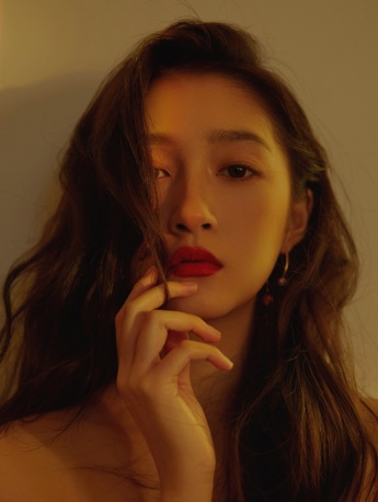 關曉彤鉚釘小黑裙超A性感寫真