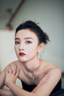 Song Zuer sexy photo pictures in low-cut dress