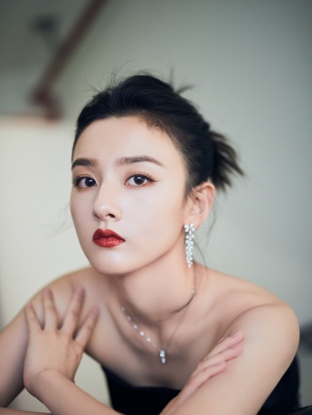 Song Zuer sexy photo pictures in low-cut dress