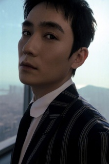 Zhu Yilong's elegant and handsome photo in striped suit