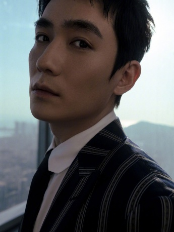 Zhu Yilong's elegant and handsome photo in striped suit