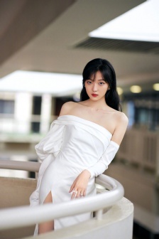 Sexy photo of Sun Qiangao in floor-length slit skirt