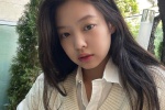 JENNIE白色背心假日造型