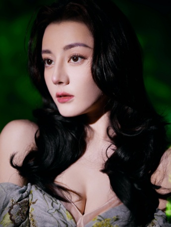 迪麗熱巴抹胸刺繡泡泡裙性感寫真