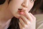 吊带美女妖娆性感卧室写真
