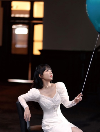 Yang Zi's cute photo in white puff-sleeved long dress