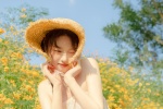 清新又性感的花海少女写真图片