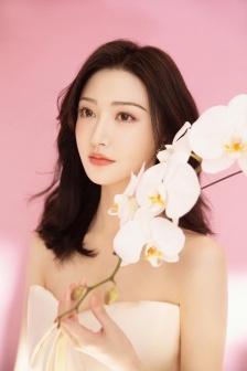 Jing Tian's fresh and sexy photo in white tube top dress