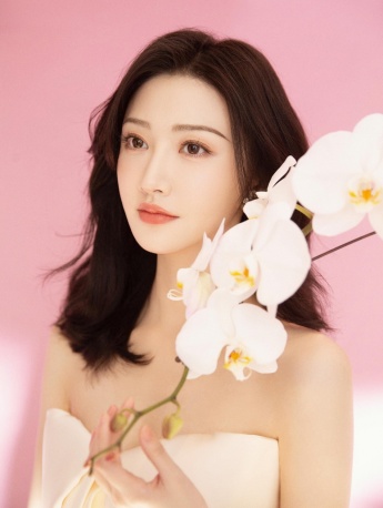 Jing Tian's fresh and sexy photo in white tube top dress