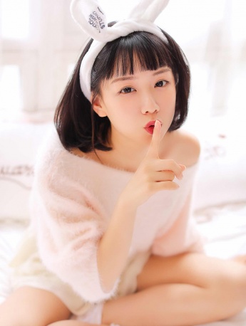 清純美女香肩美腿妖嬈性感寫真