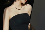 Ouyang Nana sexy photo in tube top and black dress