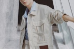 王俊凱米白色工裝風帥氣圖片寫真