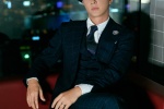 Han Geng elegant and handsome photo in British style suit