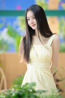 Zhao Liying glamorous and sexy photo in yellow dress