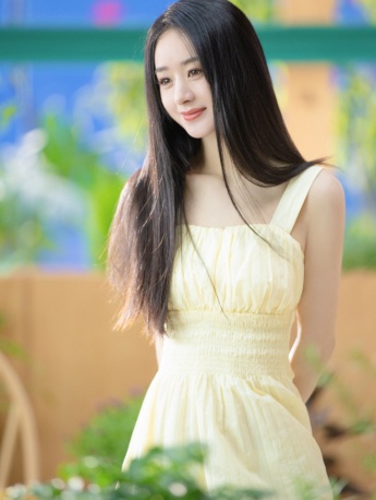 Zhao Liying glamorous and sexy photo in yellow dress