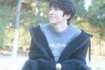 Liu Yu's handsome photo in gray sweater in warm winter weather