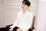 Wang Yibo's refreshing and handsome photo in white suit