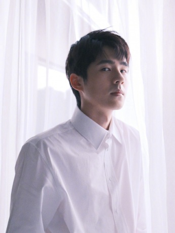 劉昊然白襯衫清爽帥氣寫真