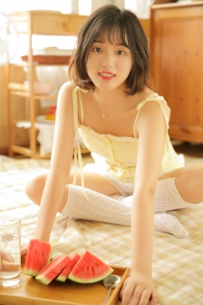 白丝袜美女吊带短裤清甜性感写真