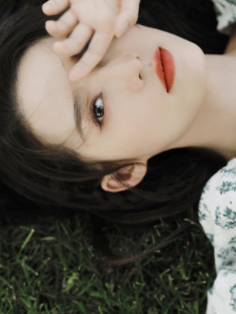 李沁初夏碎花裙迷人性感写真