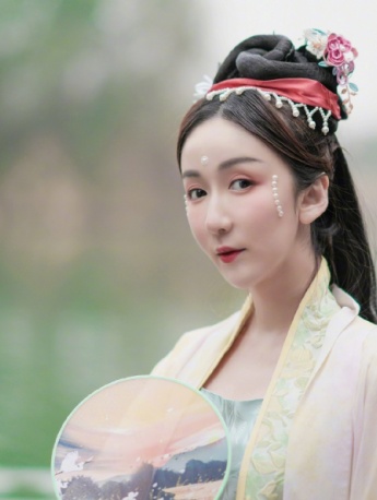 Beautiful photo of Lou Yixiao in ancient style Hanfu