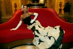 Elegant photo of Jike Junyi in black floor-length fishtail skirt