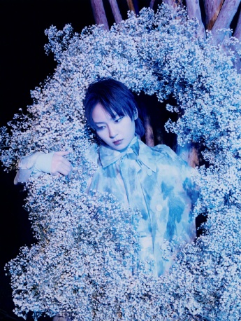 周笔畅森林追光封面写真大片​​​​