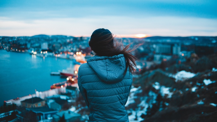 頭發被風吹起的女孩背影圖片壁紙