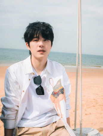 劉昊然春日呼吸感應寫真圖片