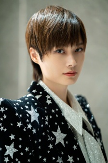 Li Yuchun fashion photo in starry black and white suit