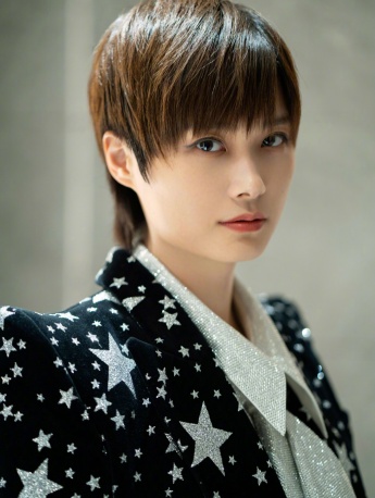 李宇春星罗棋布黑白套装时尚写真