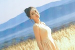 Angelababy素色长裙麦田写真照