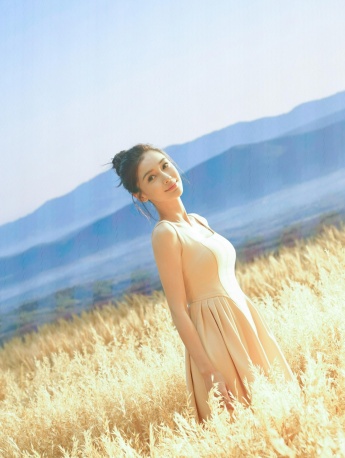Angelababy plain dress wheat field photos