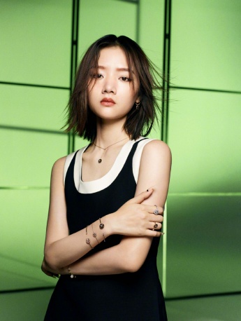 Ren Min's sporty fashion and sexy photos