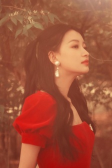 孙怡梦幻风红色长裙手机壁纸