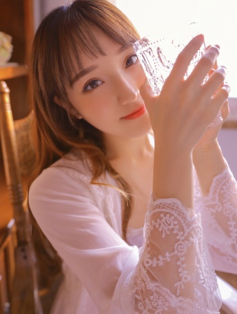極品美女禦姐蕾絲吊帶風情性感寫真