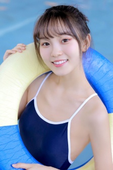 露背吊帶美女白嫩性感泳池寫真