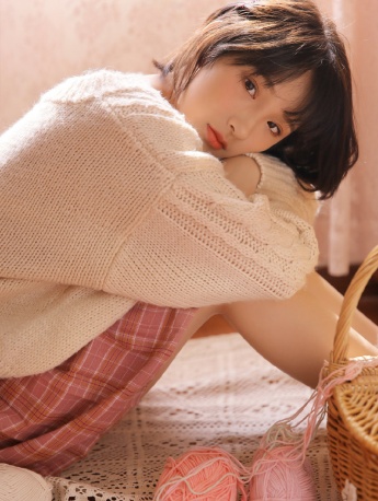 羊毛卷美女性感香肩短裙写真