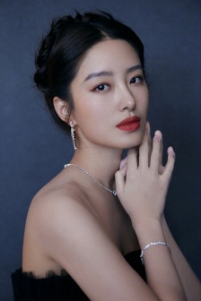Yang Caiyu's charming and sexy photo in tube top gauze dress