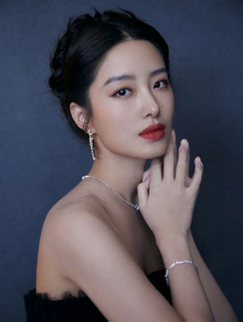 Yang Caiyu's charming and sexy photo in tube top gauze dress