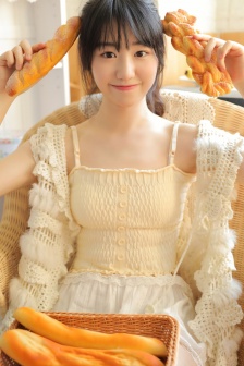 养眼迷人的居家少女写真照片