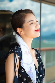 Liu Tao's elegant and sexy photo shoot for cruise vacation