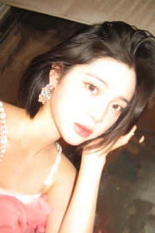 欧阳娜娜公主裙甜美自拍照图片