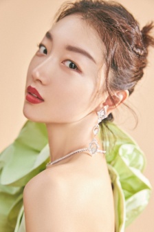 周冬雨綠色拖地裙魅力性感寫真